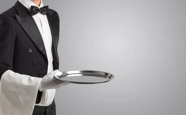 Kelner z białe rękawiczki i Taca ze stali — Zdjęcie stockowe