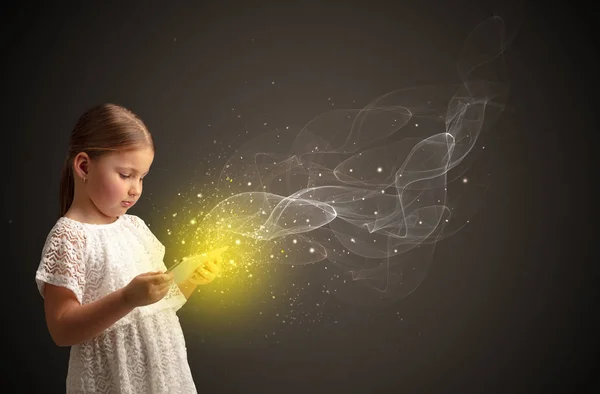 小孩子玩闪亮的平板电脑 — 图库照片