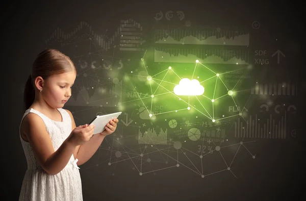 Menina segurando tablet com conceito de tecnologia de nuvem — Fotografia de Stock