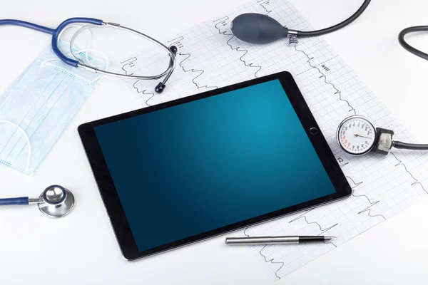 Медицина и современная технологическая концепция с копирайтом на планшете — стоковое фото