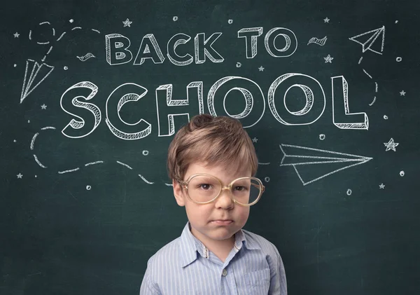 Söt pojke med tillbaka till skolan-konceptet — Stockfoto