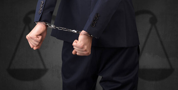 Арестованный мужчина с равновесием на фоне
