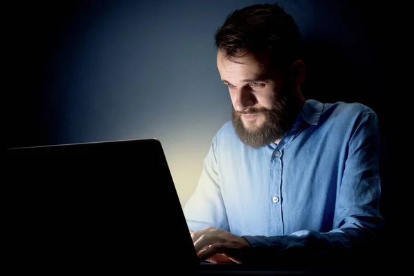 Empresário no escritório à noite Fotografia De Stock