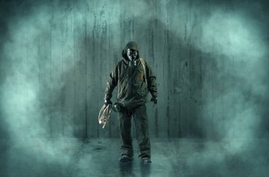 Korkunç adam ahşap bir gecekondu maske ile