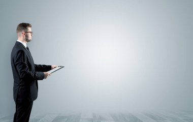 Boş bir alanda ayakta işadamı