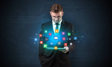 Tablet ve uygulama ile genç işadamı