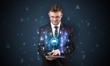 Güvenli bulut kavramı ile işadamı ve tablet