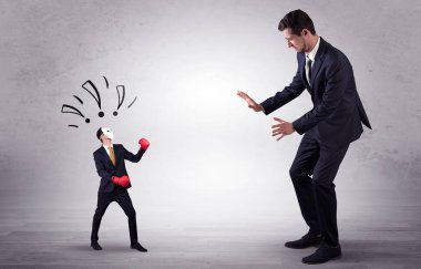 Küçük maskeli işadamı için yalvarıyor işadamı