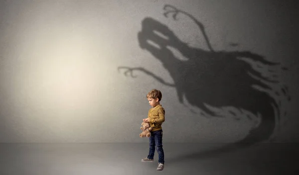 Ijesztő ghost árnyék mögött gyerek — Stock Fotó