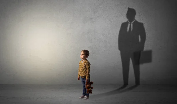 Kleiner Junge mit Geschäftsmann-Schatten — Stockfoto