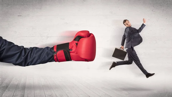 Braço com luvas de boxe atinge conceito de trabalhador de escritório — Fotografia de Stock