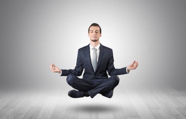 İşadamı bir boşluk kavramı içinde meditasyon