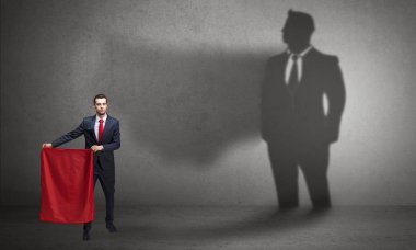 Boğa güreşçisi kavramı ve onun gölgesi arka planda ile işadamı