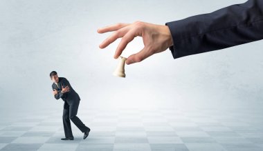 Alkış uzak Satrançtaşı kavramı ile çalışan küçük iş adamı