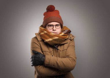 Yakışıklı çocuk sıcak giysiler içinde dondurma