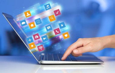 El laptop renkli uygulama simgeler ve semboller kavramı ile kullanma