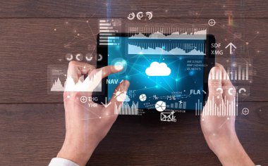 Tablet tutarak ve finantial rapor kavramı kontrol el