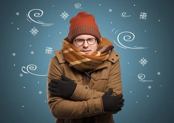 Замороженный мальчик с нарисованной снежинкой и ветреной концепцией — стоковое фото