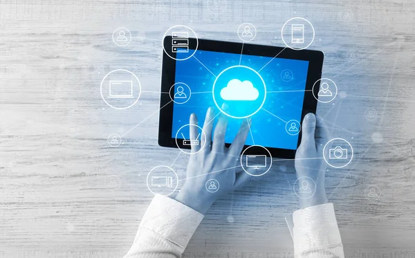 Mano utilizzando tablet con concetto di sistema di cloud computing centralizzato — Foto Stock