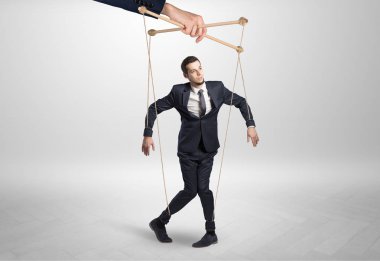 Büyük bir el tarafından Kurşunlu kukla işadamı