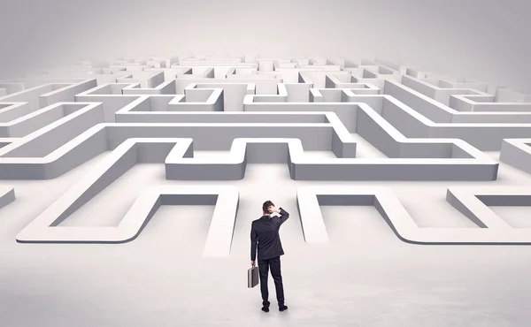 Uomo d'affari che inizia un labirinto piatto 3d — Foto Stock