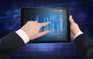 Tablet kullanma ve mali rapor kavramı kontrol el