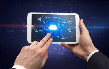 Tablet bulut office konseptiyle ilk kişi görünümü