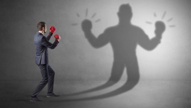 İş adamı silahsız gölgesini ile mücadele