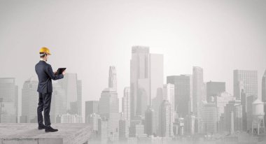 Bir labirent üstünde duran ve bir plan tutan mimar