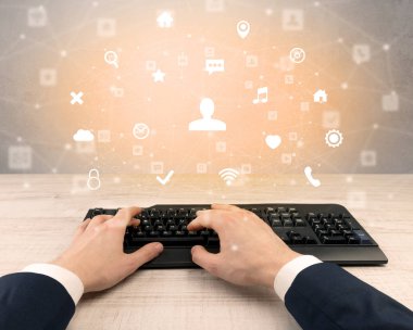 Sosyal Medya Icons çevresinde yazarak zarif işadamı el