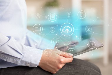 İş kadını tablet bulut teknoloji kavramı ile kullanma