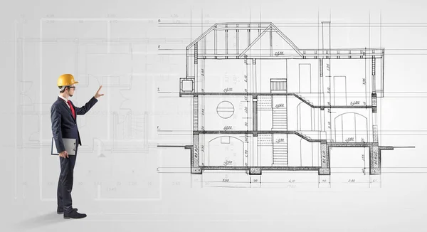 Arquitecto mirando a un plano de casa —  Fotos de Stock