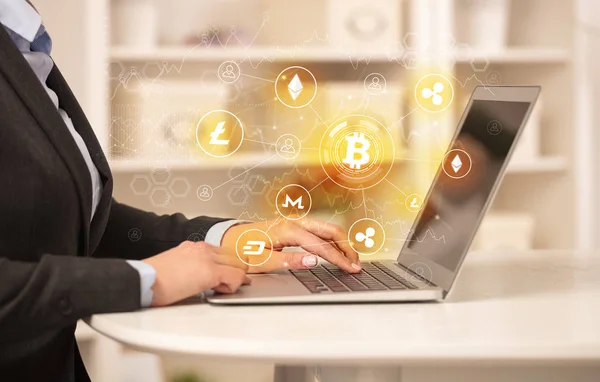Mujer de negocios que trabaja en el ordenador portátil con la red de enlaces bitcoin y concepto en línea — Foto de Stock