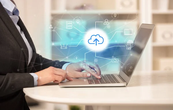 Geschäftsfrau arbeitet an ihrem Laptop mit Online-Speicher und Cloud-Technologie-Konzept — Stockfoto