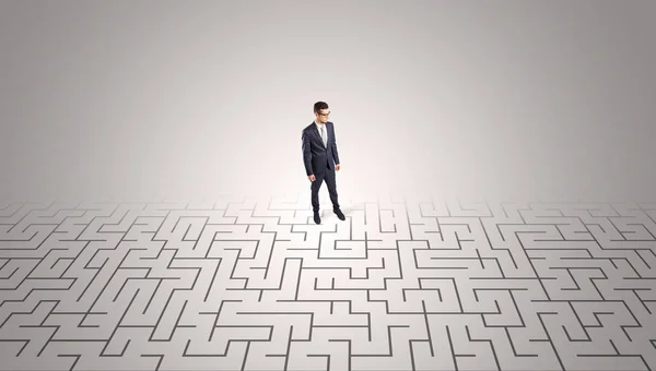 Homme d'affaires debout au milieu d'un labyrinthe — Photo