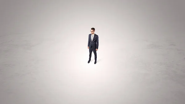 Businessman standing in the middle of an empty space — Stock Photo, Image