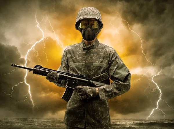 Soldato armato in piedi in un tempo oscuro — Foto Stock