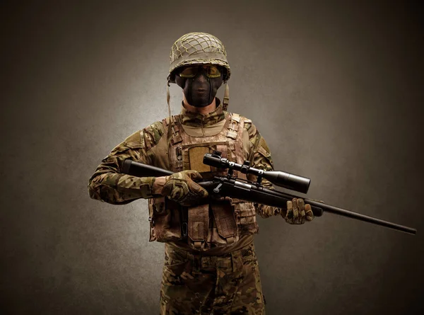 士兵在黑暗的空间与武器的代理 — 图库照片