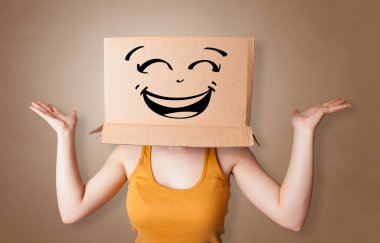 Karton kutu başında olan kadın