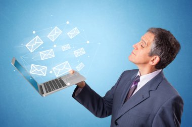 Laptop ile online sembolleri tutan adam