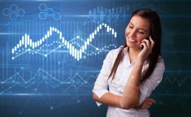 Arka planda diyagramları ile telefonda konuşurken kişi