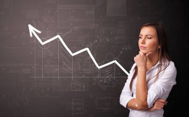 Artan grafik kavramı ile duran kişi