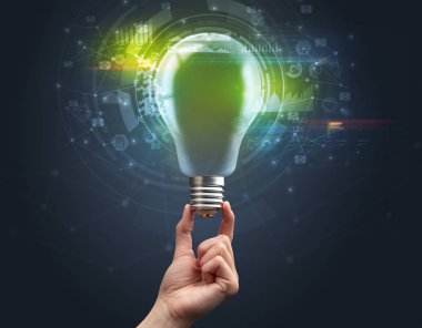 Koyu arkaplanda el ele tutuşan ampul