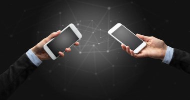 Akıllı telefonlar holding iki eller yakın çekim