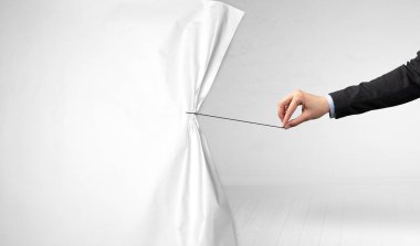 El çekerek beyaz kağıt perde