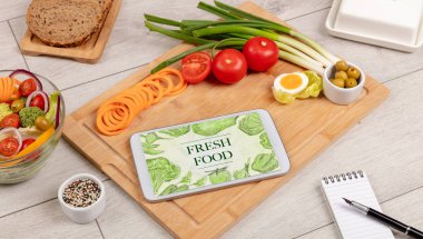 Masada taze yemek var.