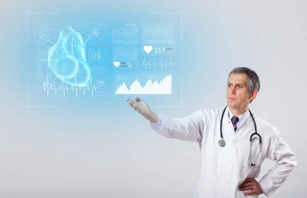 Cardiologista apresentando os resultados da pesquisa — Fotografia de Stock