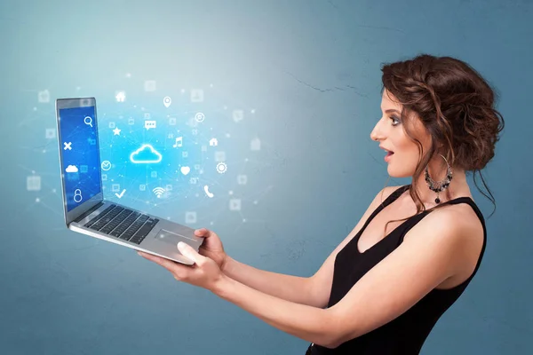 Kobieta trzyma laptopa z chmury na podstawie powiadomień systemowych — Zdjęcie stockowe