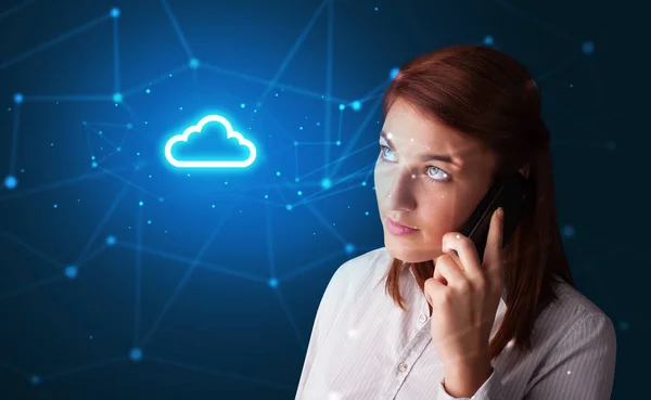 Person som pratar i telefon med cloud teknik konceptet — Stockfoto