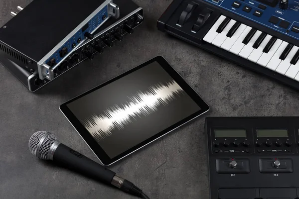 Tablet e instrumentos musicais electrónicos — Fotografia de Stock